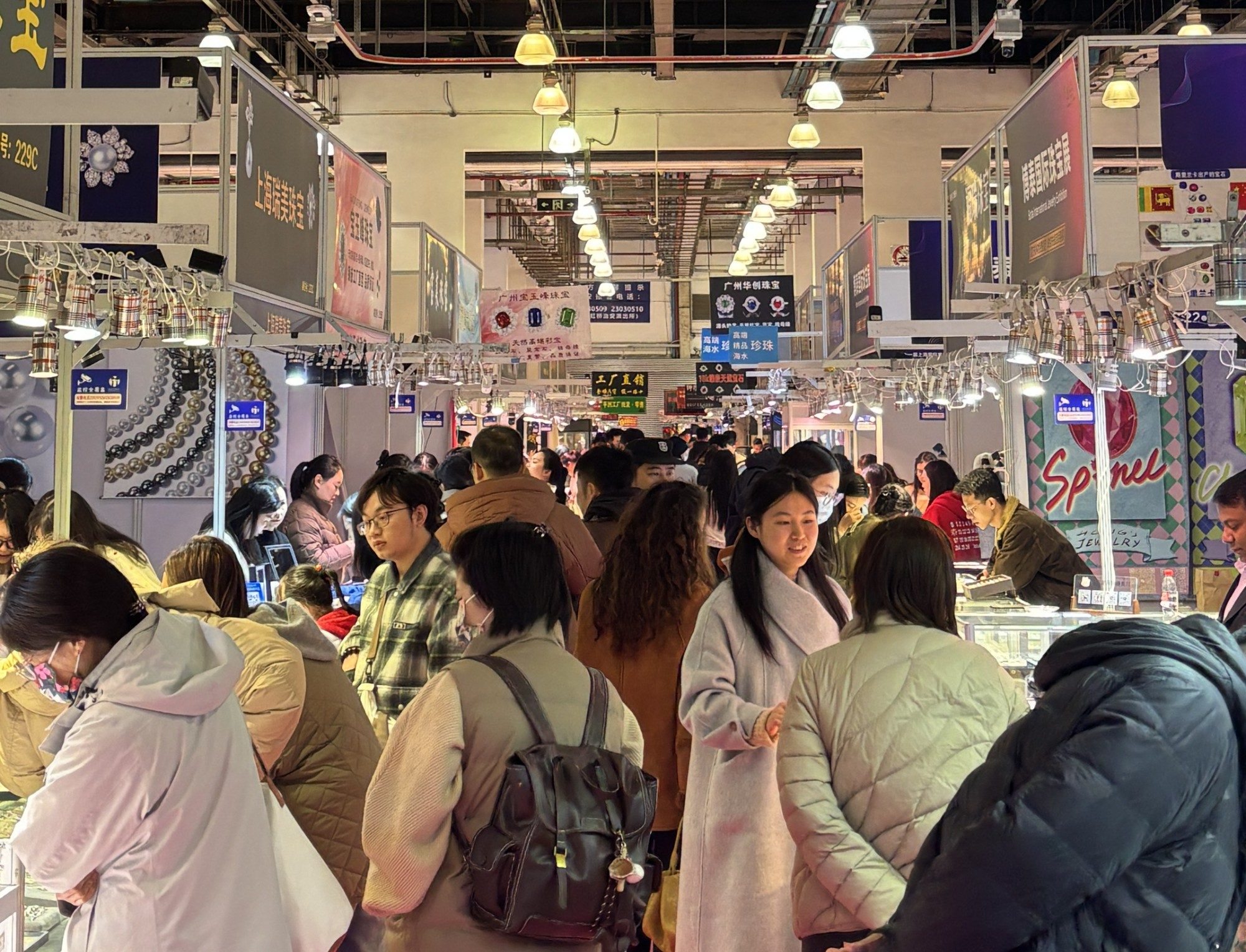 等别人送，不如自己宠！跨年之际，来重庆珠宝展选一件心仪臻宝，犒赏辛苦一年的自己——爱你老己，才是真浪漫！